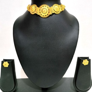Traditional Golden Design Choker for the Big Day Wear